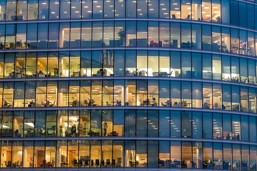 En modern kontorsbyggnad med stora glasfönster