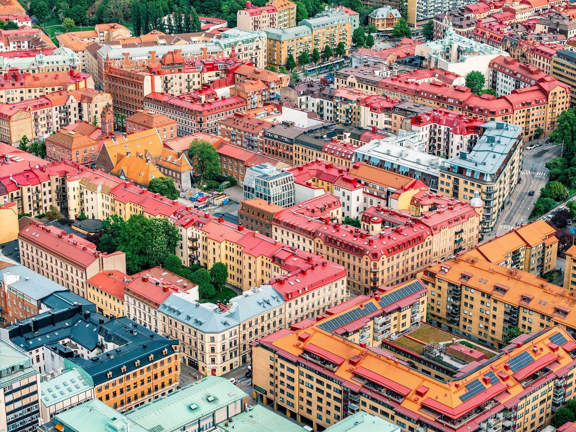 En panoramisk flygvy över Göteborgs färgglada bostadshus