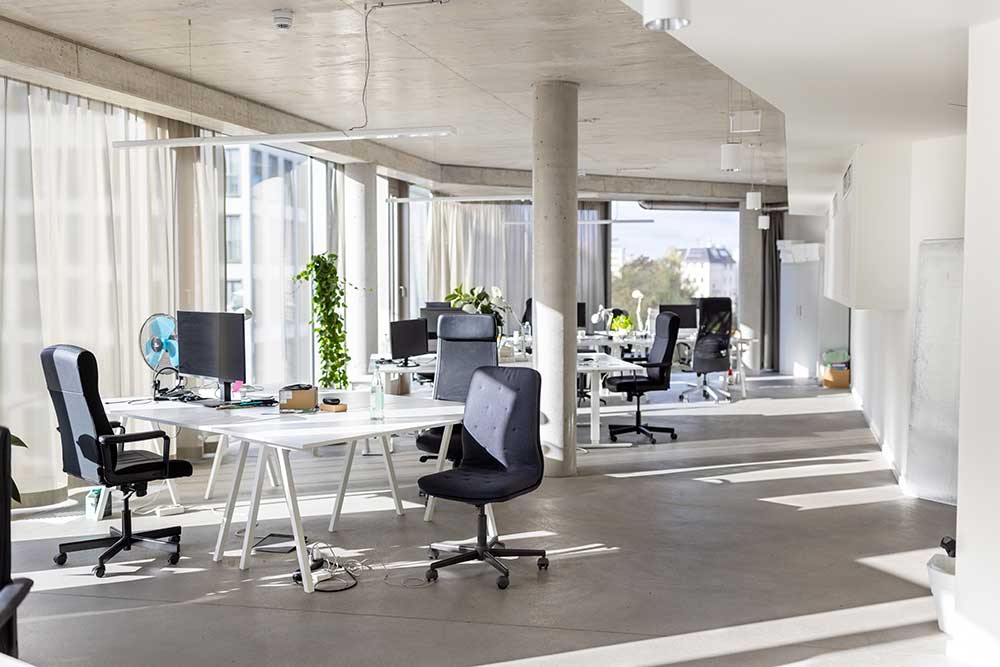 Ett modernt och luftigt kontorslandskap med öppen planlösning
