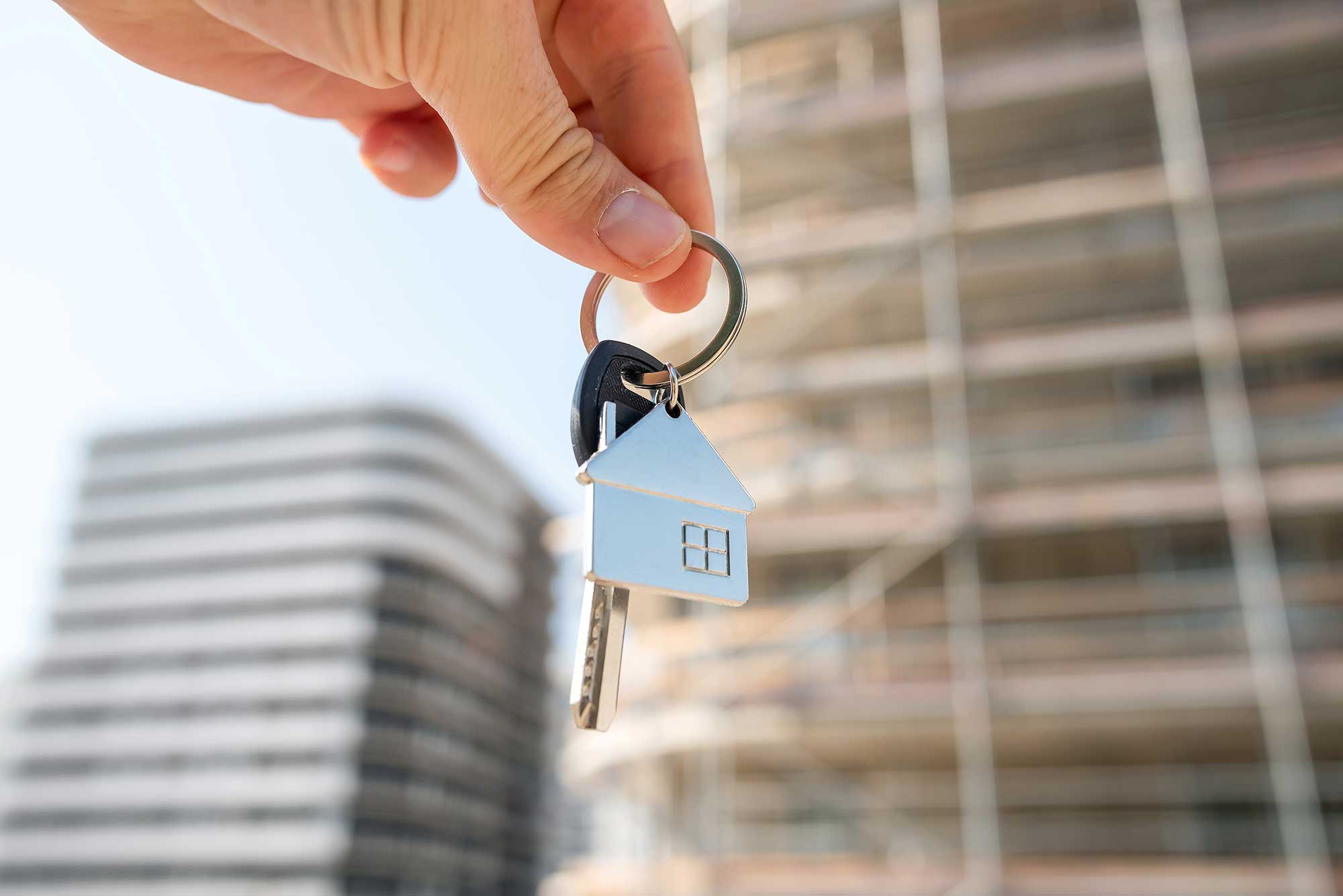 Fastighetsmäklare som håller husnycklar
