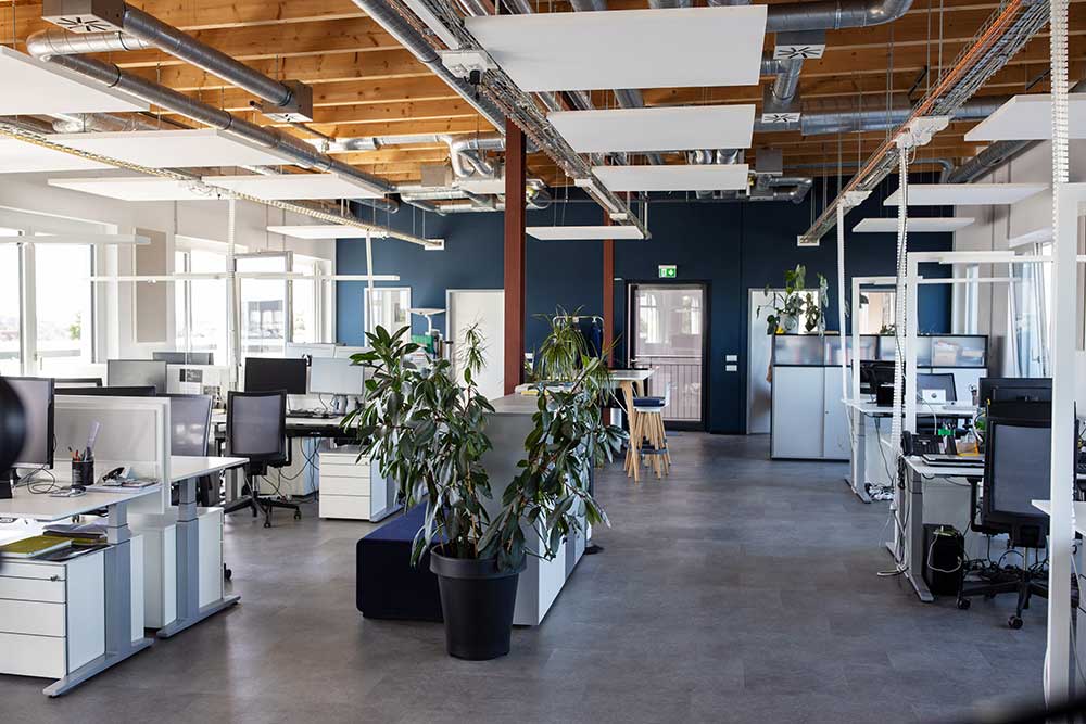 Interiör av ett modernt öppet kontorslandskap