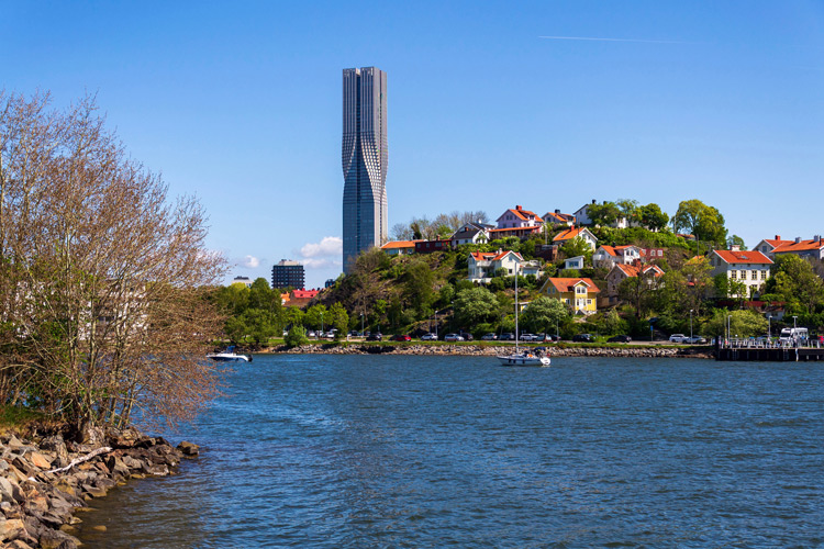 Vy över Göta älv i Göteborg med Karlatornet i bakgrunden