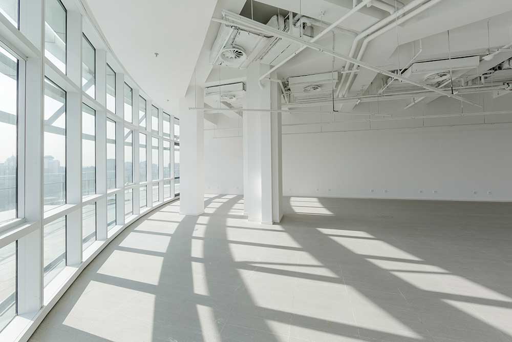 Ett vitt, omöblerat och modernt kontorsutrymme